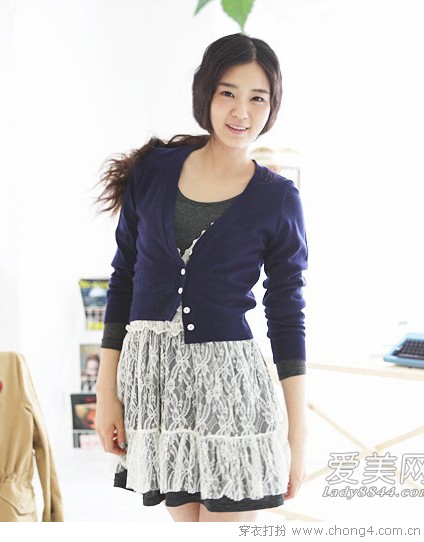 轻熟女装扮 优雅甜美兼具
