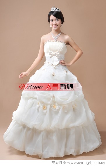伪娘化妆穿婚纱做新娘_伪娘