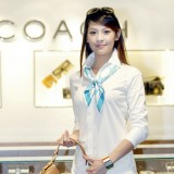 包包和白色调衣服的搭配