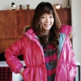 短款羽绒服和毛衣的搭配