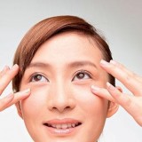 消除眼袋和细纹的按摩方法