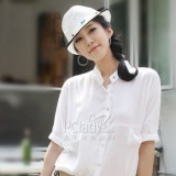 白衬衫和裤装的清新搭配