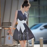 V领连衣裙打造小脸美女