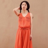 生活化深V装 要性感不要走光