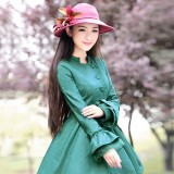 裹在风衣里的女人