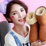 穿雪地靴的女孩儿