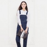 无龄少女爱背带，潇洒自成一派