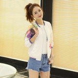 对付换季温差，只要一件棒球服