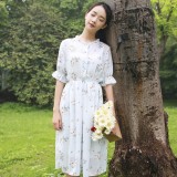 一身清新小碎花 一个甜美灵动的你
