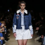 牛仔外套守住经典还是焕新升级