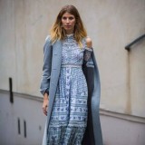 娇小妞今日气场两米八，长外套撩妹有技巧