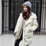 着了魔一样，被白色羽绒服迷住了