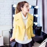 短款毛呢凹起造型来，也很有气质！