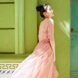 东风那个吹，裙摆那个飘