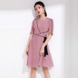 从T台步入凡尘，连衣裙可大牌亦可清新